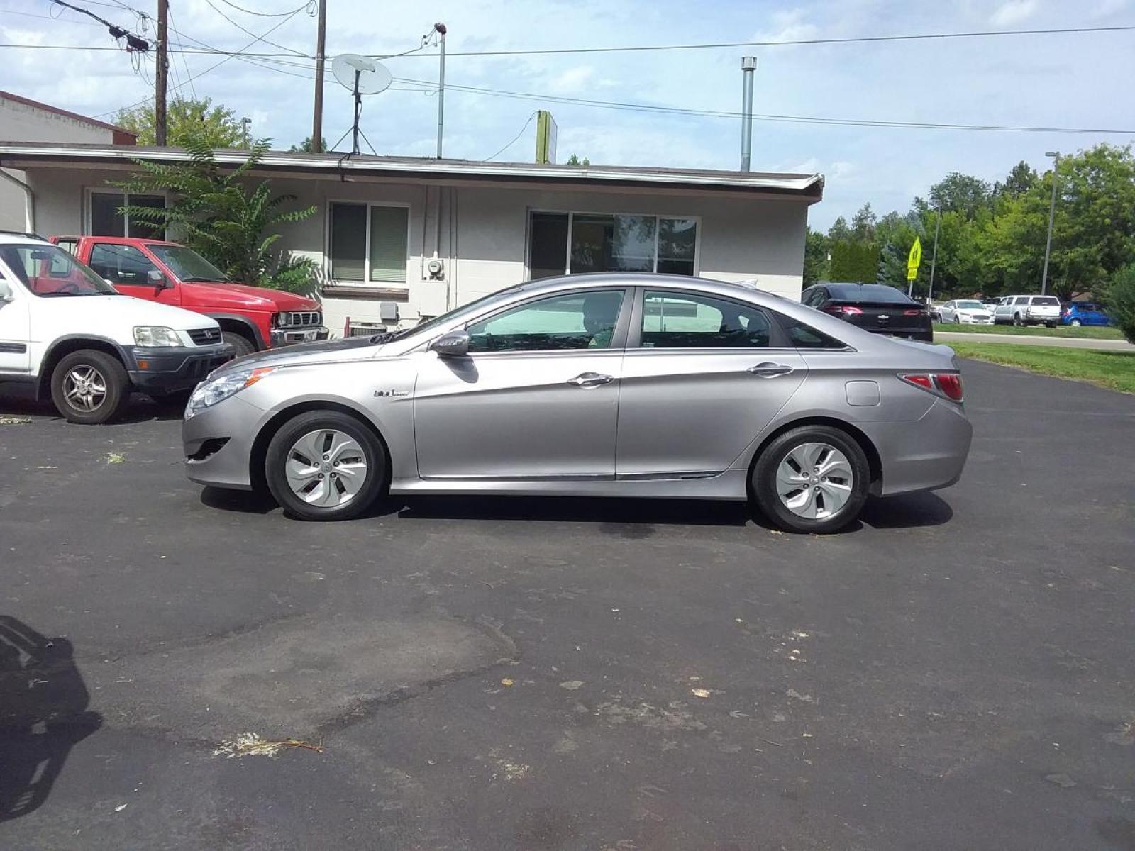 2014 Silver /Gray Hyundai Sonata Sedan (KMHEC4A47EA) with an 2.4L L4 DOHC 16V HYBRID engine, 6-Speed Automatic transmission, located at 3605 W Overland Rd., Boise, ID, 83705, (208) 863-0063, 43.589729, -116.226181 - ***ELECTRIC VEHICLE**** HYBRID*** If you want to save money on gas, electric vehicles are the way to go. This great looking Hyundai Sonata is in great condition. It has heated front seats for your winter comfort, back-up camera, bluetooth, satellite radio, CD, power locks and power windows for your - Photo #3