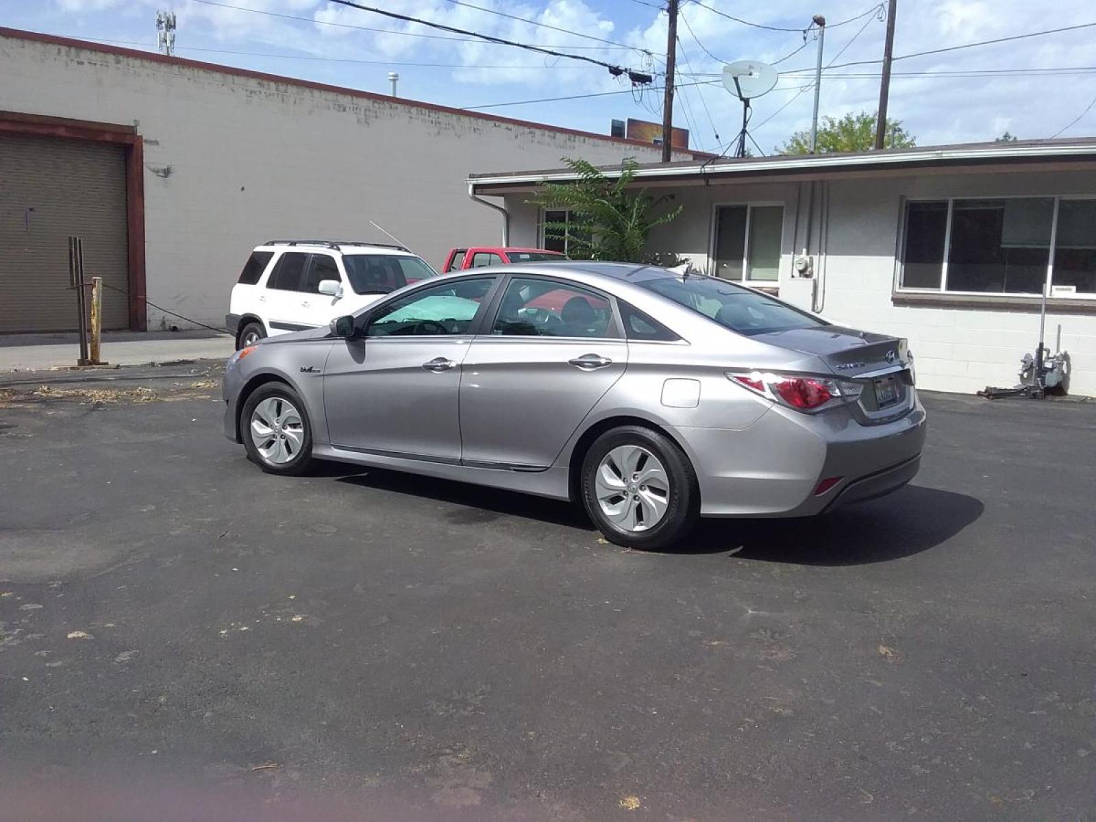 2014 Silver /Gray Hyundai Sonata Sedan (KMHEC4A47EA) with an 2.4L L4 DOHC 16V HYBRID engine, 6-Speed Automatic transmission, located at 3605 W Overland Rd., Boise, ID, 83705, (208) 863-0063, 43.589729, -116.226181 - ***ELECTRIC VEHICLE**** HYBRID*** If you want to save money on gas, electric vehicles are the way to go. This great looking Hyundai Sonata is in great condition. It has heated front seats for your winter comfort, back-up camera, bluetooth, satellite radio, CD, power locks and power windows for your - Photo #4