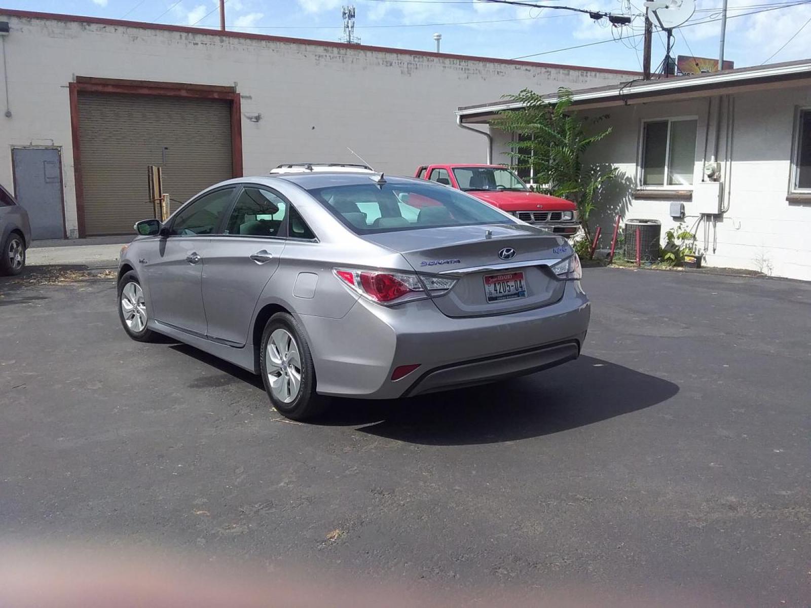 2014 Silver /Gray Hyundai Sonata Sedan (KMHEC4A47EA) with an 2.4L L4 DOHC 16V HYBRID engine, 6-Speed Automatic transmission, located at 3605 W Overland Rd., Boise, ID, 83705, (208) 863-0063, 43.589729, -116.226181 - ***ELECTRIC VEHICLE**** HYBRID*** If you want to save money on gas, electric vehicles are the way to go. This great looking Hyundai Sonata is in great condition. It has heated front seats for your winter comfort, back-up camera, bluetooth, satellite radio, CD, power locks and power windows for your - Photo #5