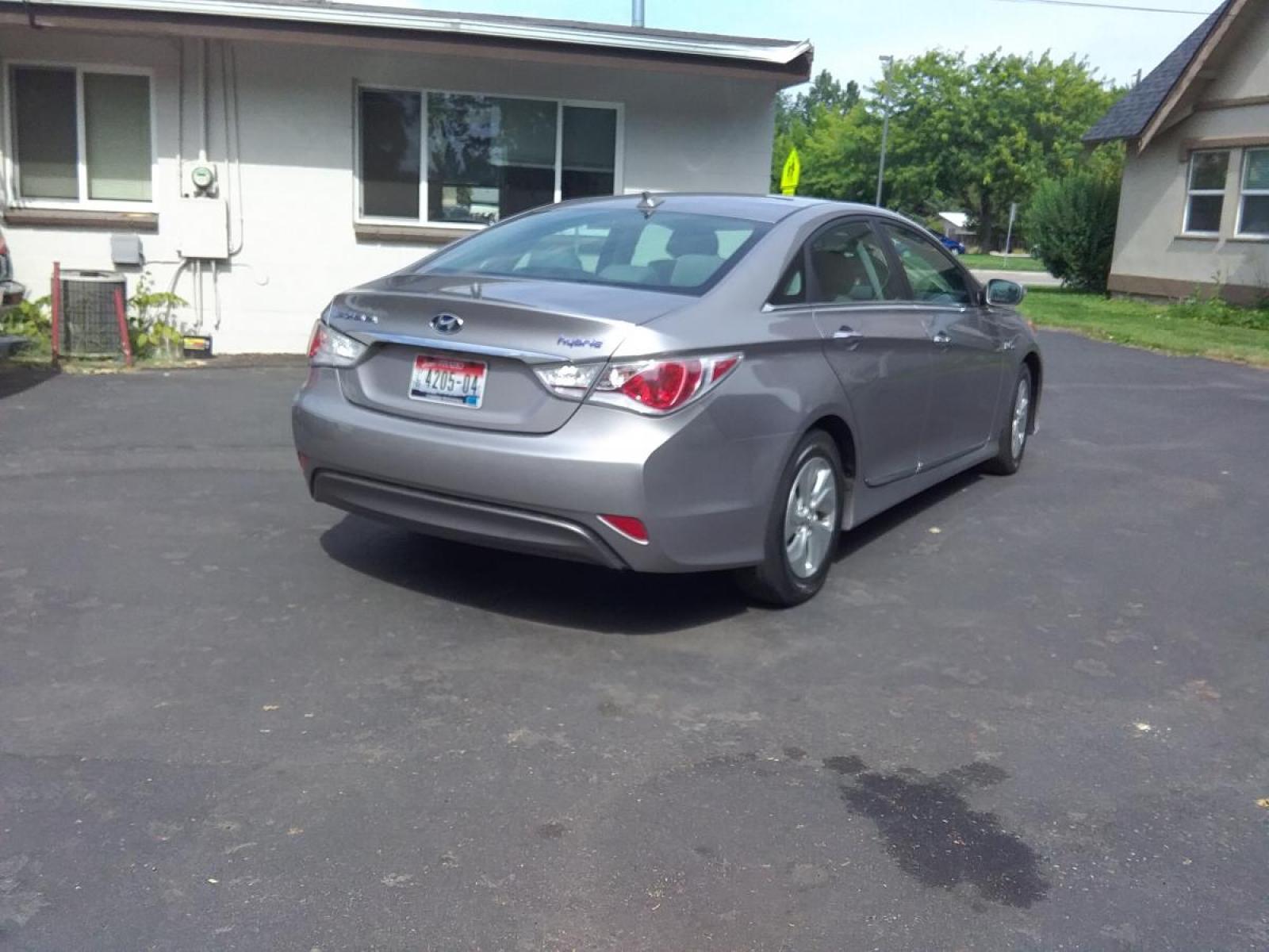 2014 Silver /Gray Hyundai Sonata Sedan (KMHEC4A47EA) with an 2.4L L4 DOHC 16V HYBRID engine, 6-Speed Automatic transmission, located at 3605 W Overland Rd., Boise, ID, 83705, (208) 863-0063, 43.589729, -116.226181 - ***ELECTRIC VEHICLE**** HYBRID*** If you want to save money on gas, electric vehicles are the way to go. This great looking Hyundai Sonata is in great condition. It has heated front seats for your winter comfort, back-up camera, bluetooth, satellite radio, CD, power locks and power windows for your - Photo #6